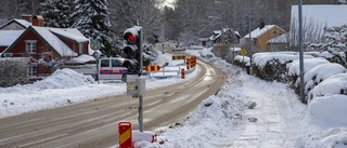 Vägen delvis avstängd efter vattenläcka