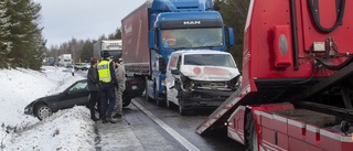 Flera lastbilar och bilar i olycka – orsakade stopp på riksväg 50