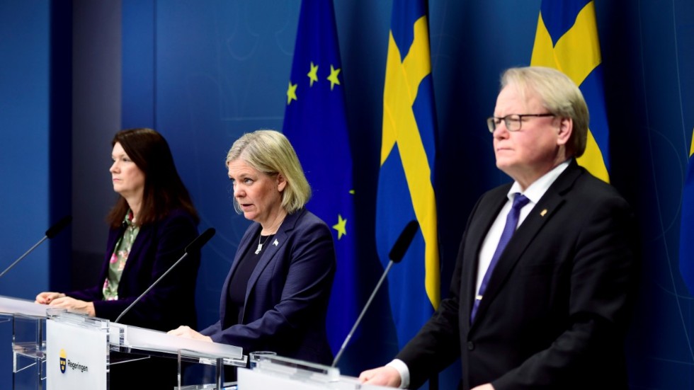 Utrikesminister Ann Linde, statsminister Magdalena Andersson och försvarsminister Peter Hultqvist kommenterar Rysslands attack mot Ukraina, vid en pressträff i Rosenbad.