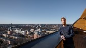 Tobias, 26, bor 42 meter upp i luften: "Ska jag bo i Uppsalas högsta bostadshus så måste det ju vara högst upp"