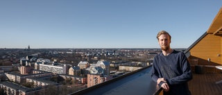 Tobias, 26, bor 42 meter upp i luften: "Ska jag bo i Uppsalas högsta bostadshus så måste det ju vara högst upp"