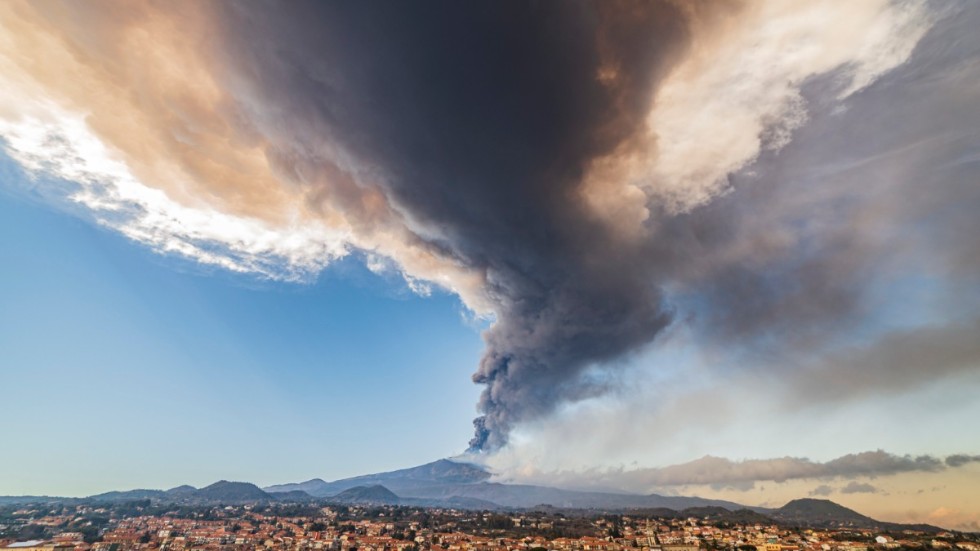 Aska sprids från Etna, här under ett utbrott i fjol. Arkivbild.