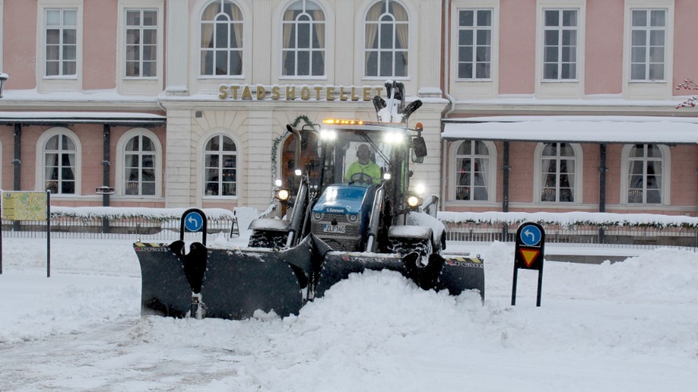 Fredrik Starenflykt är i full gång med att röja undan snön på torget i Vimmerby. 