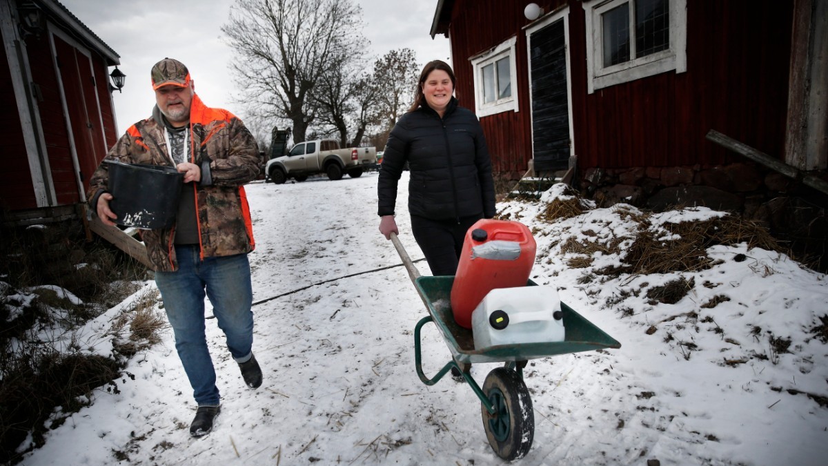 Familjen Släcker Lampor Och Sänker Värmen – För Att Pressa ...