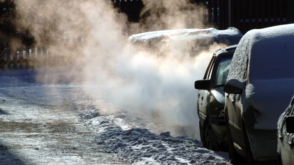 Att låta bilen stå på tomgång i 20–30 minuter för att smälta bort snö och is är olagligt, påpekar signaturen "Miljövän".