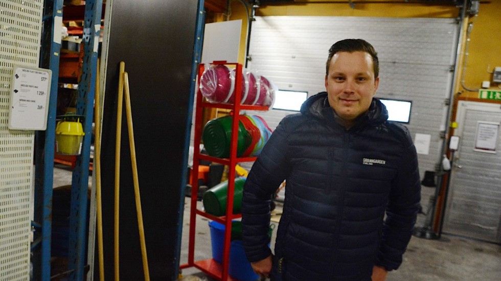 Emil Andersson, butikschef på Granngården i Vimmerb,y vid ännu en tom pall sen snöredskapen sålts slut. "Det är synd. det är en service man vill kunna ge kunderna" Men jag vet inte om eller när vi får hem nya grejer" säger han.