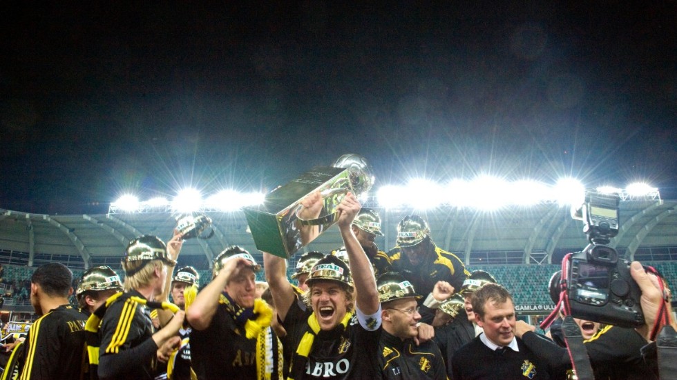 Säsongen 2009 fick AIK:s lagkapten Daniel Tjernström lyfta Lennart Johanssons pokal på Gamla Ullevi. AIK och IFK Göteborg möttes då i den sista allsvenska omgången – i en ren kamp om SM-guldet. Arkivbild.