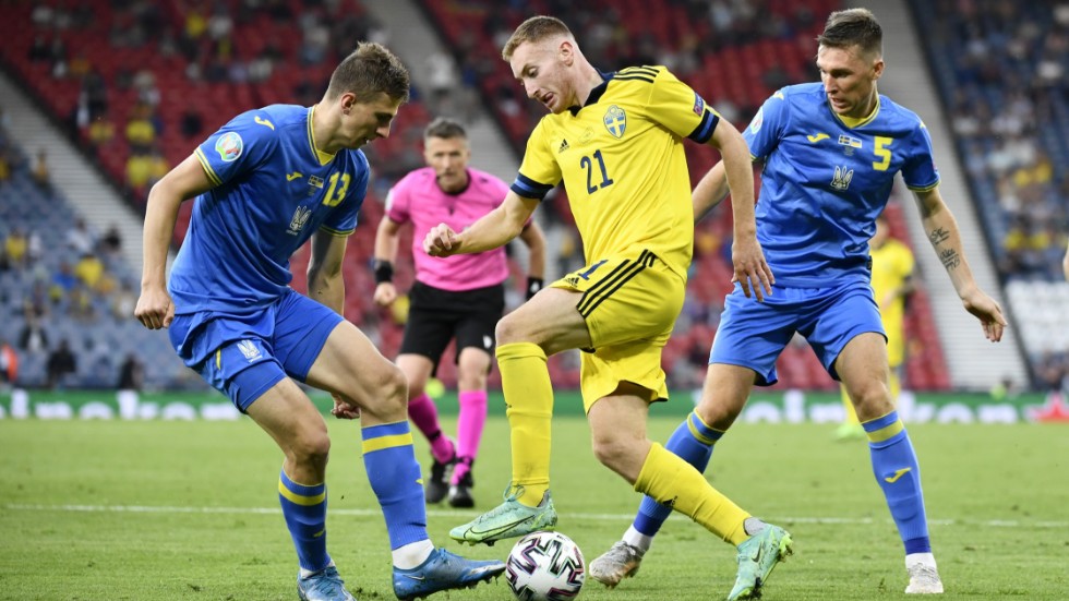Dejan Kulusevski mot två ukrainska spelare i åttondelsfinalen i EM i somras. Då vann Ukraina med 2–1 – i playoff till VM kan länderna mötas igen. Arkivbild.
