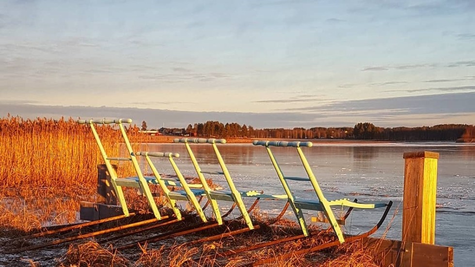 ”Ostvik är redan en populär plats att bo på. Med närheten till havet ges möjligheter till bad och fiske. Skola och förskola finns på plats samt bra väg till framför allt centrala Skellefteå men även Piteå och Luleå.”