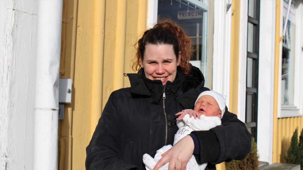 Malin Blixth fick föda sonen Albin när hon var sjuk i covid-19. Hon berättar för Vimmerby Tidning att hon gjorde ett aktivt val att avstå vaccinering i brist på information om eventuella biverkningar på barnet längre fram.
