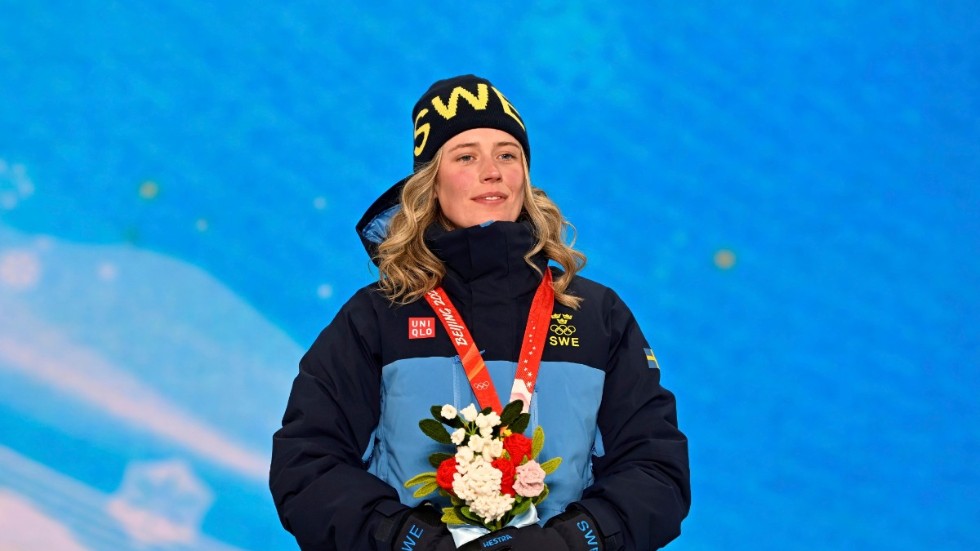 Elvira Öberg med sin silvermedalj.