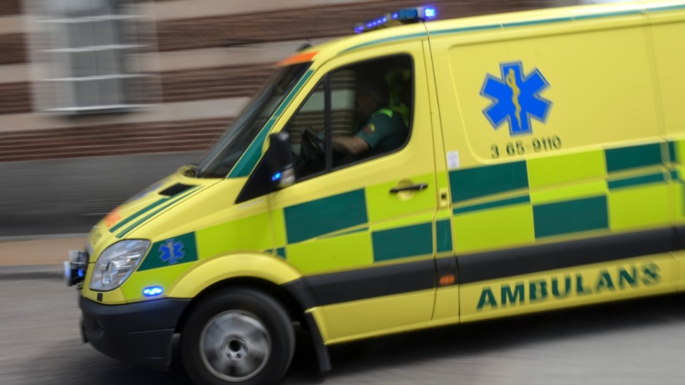 En man i 35-årsåldern fick föras med ambulans till sjukhuset under lördagsförmiddagen.