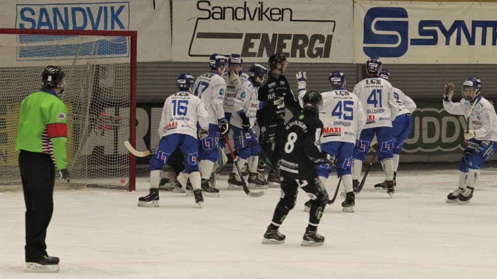 IFK Motala signalerar att bollen är ute. Sandvikens AIK attackerade ofta längs kortlinjen. Nu blir det åttondelsfinal för IFK, ett möte där pressen kommer att ligga på Motala, menar Jens Bollius.