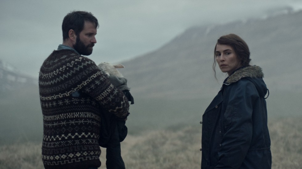 Barnlösa fårfarmarna Ingvar (Hilmir Snær Guðnason) och Maria (Noomi Rapace) får nytt hopp när de upptäcker en mystisk nyföding på sin gård. Den isländska filmen "Lamm" är en mångbottnad och poetisk berättelse.