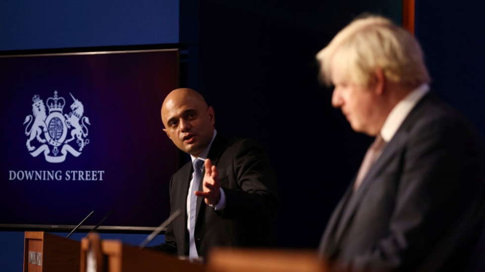 Sajid Javid, med Boris Johnson i förgrunden, under en presskonferens om covid-19 i slutet av november.