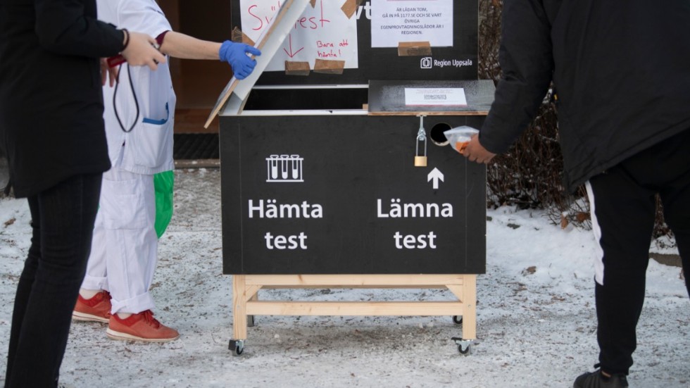 Utanför lasarettet i Enköping finns en av alla självbetjäningslådor som region Uppsala infört för att den som behöver själv ska kunna hämta upp och lämna in ett covid-19-test.