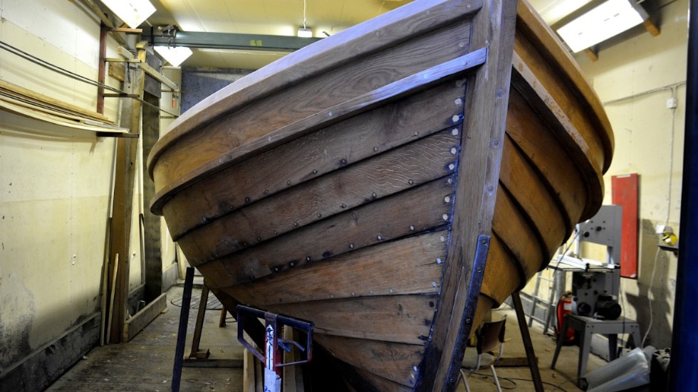 Träbåtbyggarna i Strängnäs har kastats ut från sin lokal i Fårhusladan trots att klinkbåtstraditionen skrivits in på Unescos lista över kulturarv. 
Bilden är från en annan lokal.