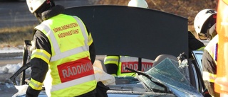 Bil kraschade in i stolpe under polisjakt – två personer till sjukhus: "Nådde hastígheter runt 180 kilometer i timmen" 