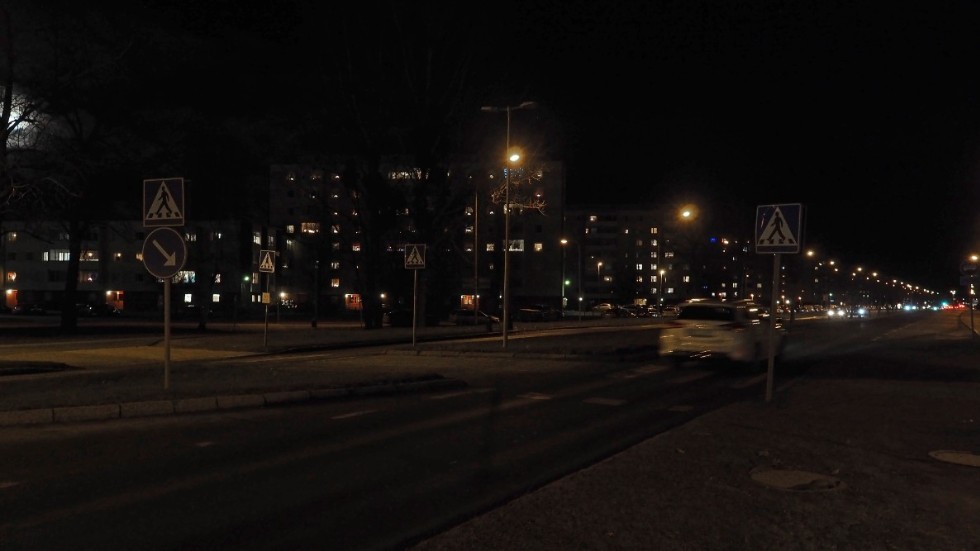 Vid övergångsstället vid Torhällavägen-Årbygatan i Eskilstuna är det mycket mörkt, vilket gör det svårt för bilförare att se gångtrafikanter, skriver Rolf Waltersson.