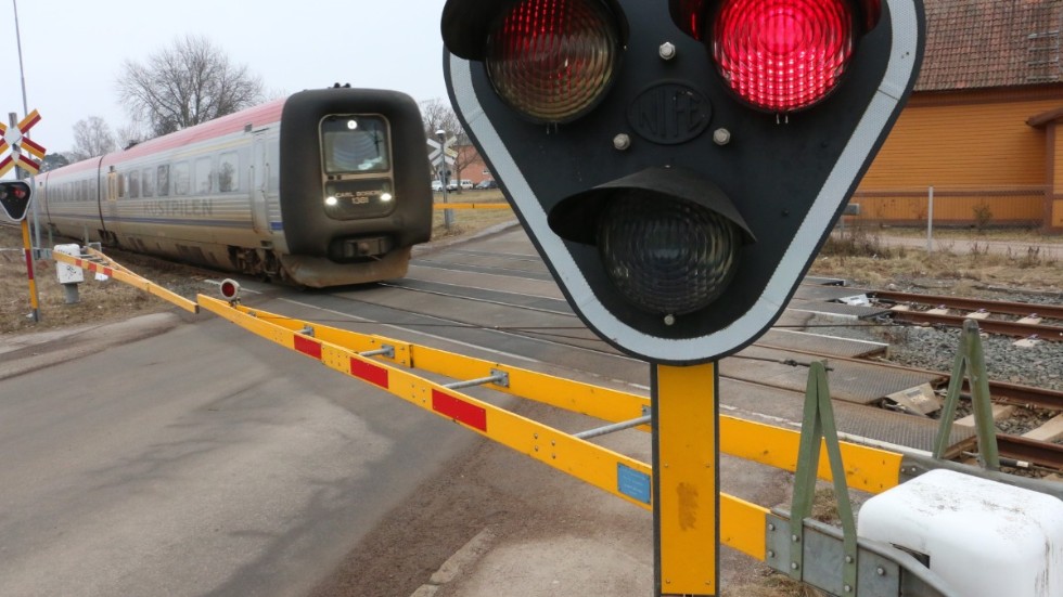 Trafikverket stoppar tågtrafiken på flera sträckor i södra Sverige på grund av storm. 