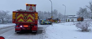Buss och bil i olycka i Strängnäs – tre till sjukhus