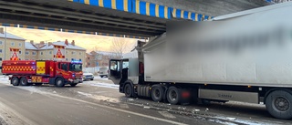 Lastbil körde fast i viadukten på Stockholmsvägen – orsakade stopp i tågtrafiken