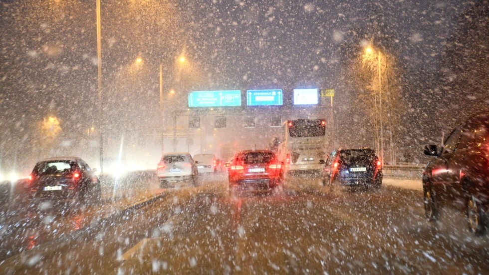Natten mot söndagen väntas kraftigt snöfall i Svealand som kan ställa till trafikproblem. Arkivbild.