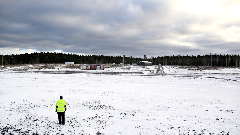 Platsen vid Forsmark kärnkraftverk där SKB planerar att bygga slutförvaret för kärnavfallet från den svenska kärnkraftverken. Insändarskribenten menar att besluten om metod och plats är förhastade.