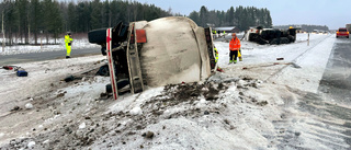 Olycka på E4 vid Ostvik – en till sjukhus • Över 10 000 liter bränsle har läckt ut • Polisen har förhört föraren