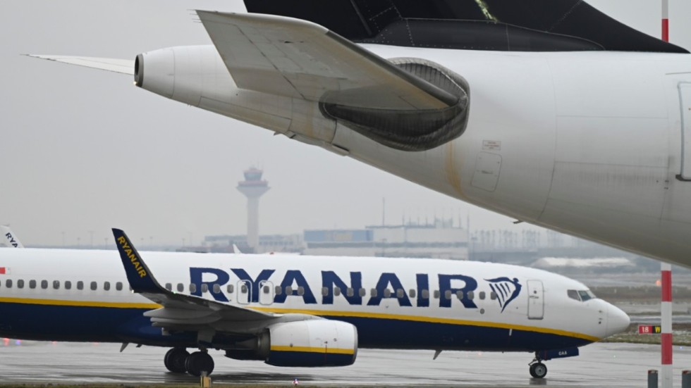Lågprisflygbolaget Ryanair går bättre än väntat och vänder en förlust till vinst under sexmånadersperioden som avslutades i september. Arkivbild