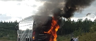 Buss totalförstörd vid brand på E4