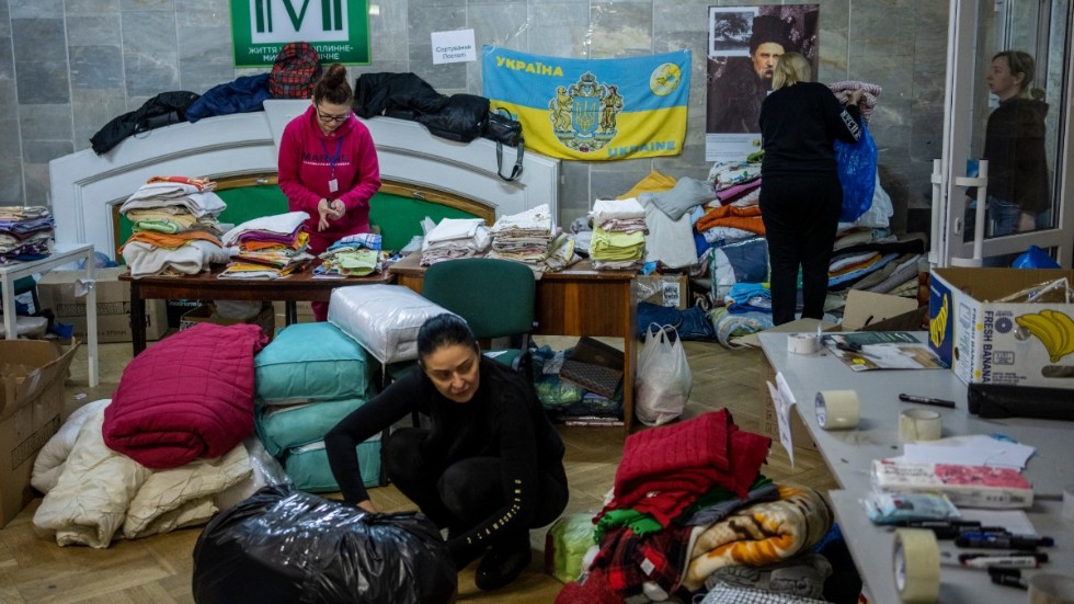 Många civila i Lviv engagerar sig med att dela ut förnödenheter till de interna flyktingar som når staden. 