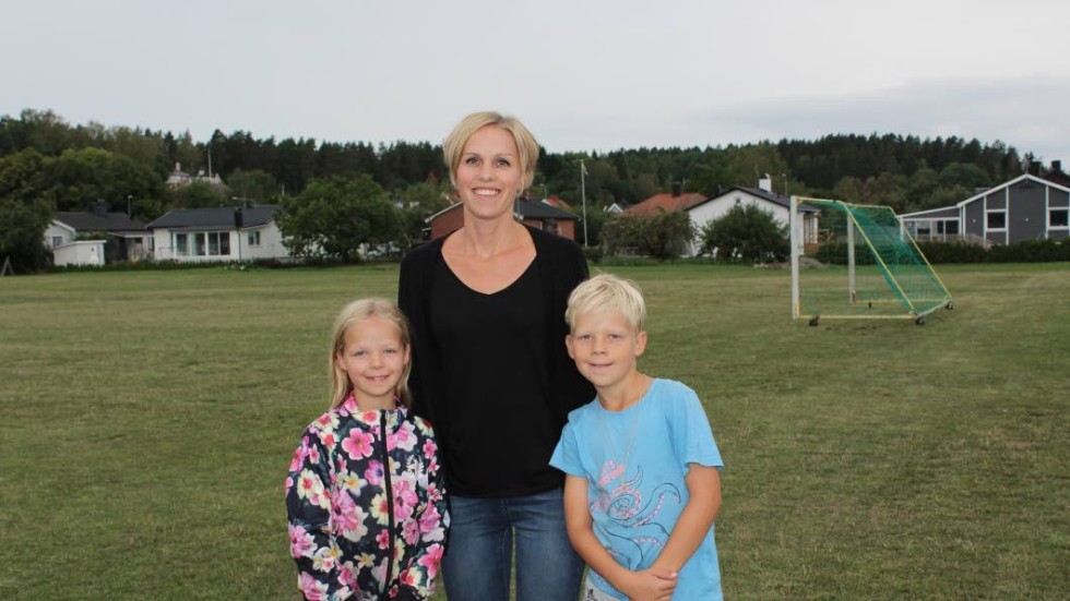 Nioåriga tvillingarna Malva och Mille spelar fotboll i Smedby AIS.