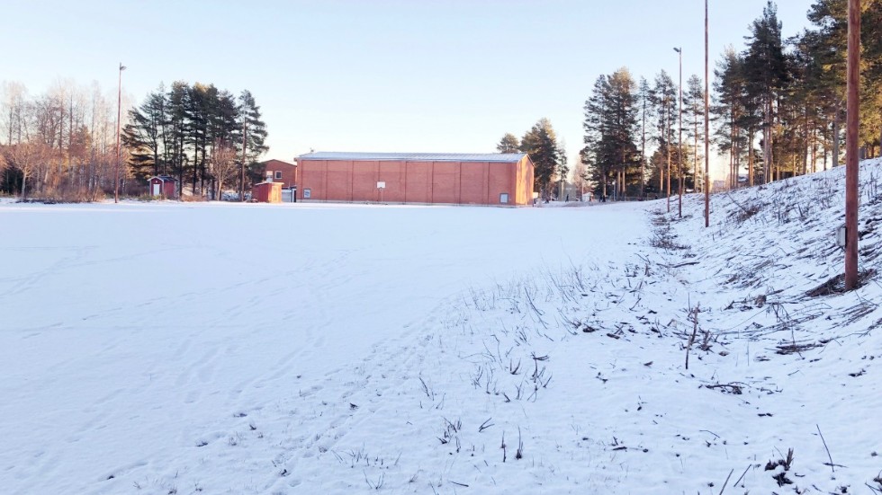 Norrhammarskolans idrottsplan väntar på byggandet av en förskola. Skribenten anser att beslutet går att ändra.