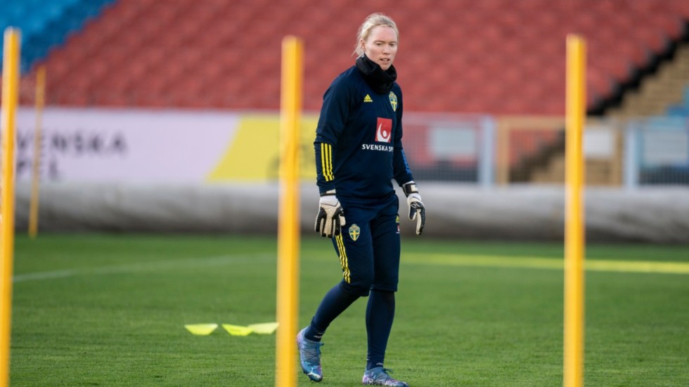Hedvig Lindahl under tisdagens träning på Ullevi med fotbollslandslaget, inför kvällens VM-kvalmatch mot Finland.