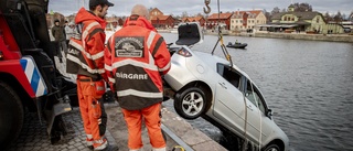 Här bärgas ungdomarnas bil från sjöbottnen – deras iskyla förhindrade katastrofen