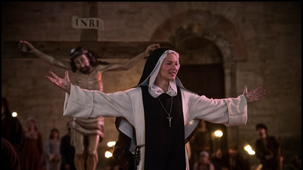 Benedetta (Virginie Efira) har en särskild relation till såväl Jesus som till den unga nunnan Bartolomea (Daphne Patakia).