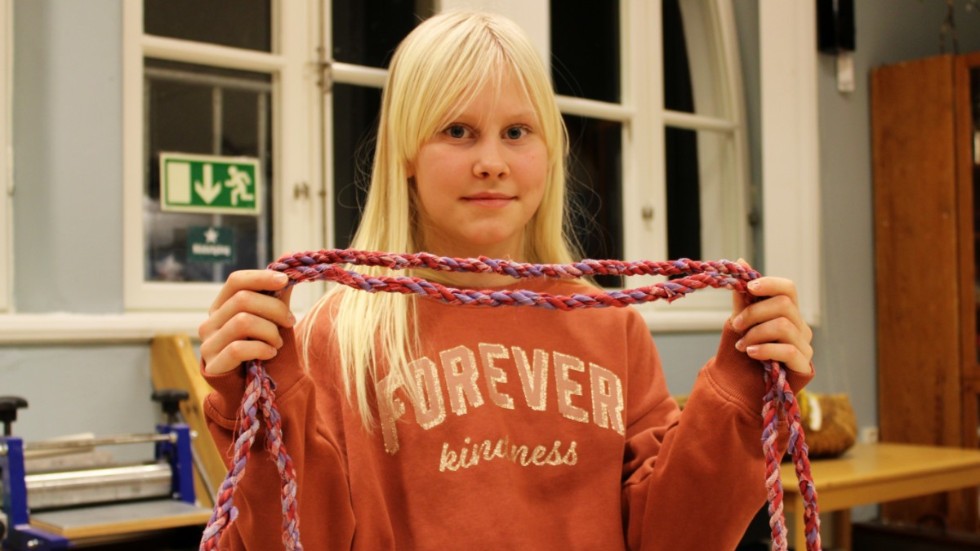 Adéle Borsiö, 10 år, visar ett hopprep hon gjort av tygtrasor. Hon tycker att slöjdklubben är superrolig och jobbar gärna med både garn, papper och andra material.