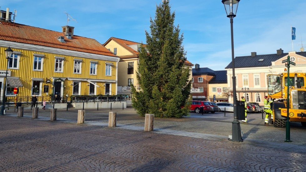 Julgranen är på plats på Stora torget Vimmerby.