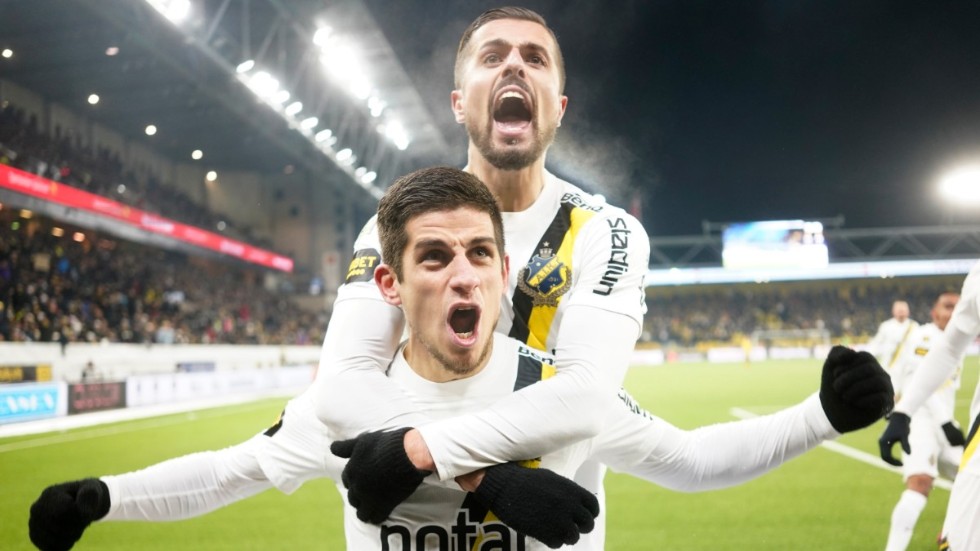 AIK:s Nicolas Stefanelli jublar efter ett mål mot Elfsborg. Arkivbild .