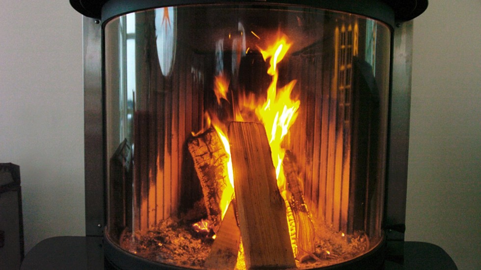 Många vill mysa framför kaminen när temperaturen kryper nedåt, men det gäller att inte belasta eldstaden för hårt. Arkivbild.