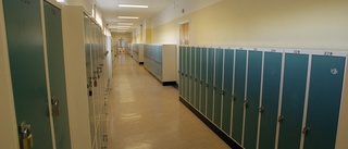 Elev hotade skolpersonal med pistolattrapp