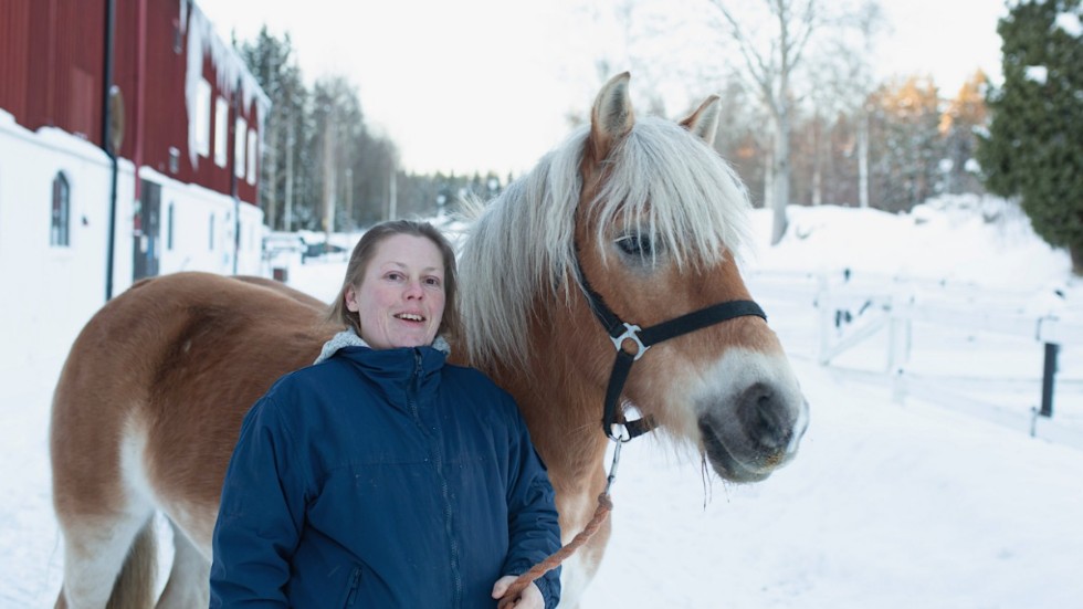  ”Äntligen” säger ridskolechef Jenny Lind, här tillsammans med ponnyn Calla, om att Ryttargården fått köra igång verksamheten igen. 