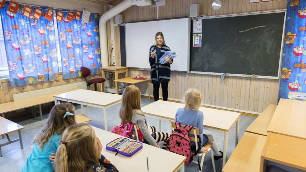 Om vi ska öka likvärdigheten i skolan har vi inte råd med att år efter år överkompensera friskolor, skriver bland andra utbildningsutskottets ordförande Gunilla Svantorp (S).