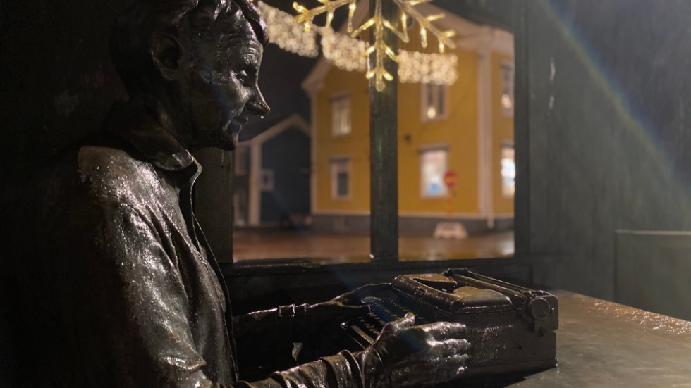 Statyn av Astrid Lindgren på torget i Vimmerby har fått en egen julstjärna i fönstret.