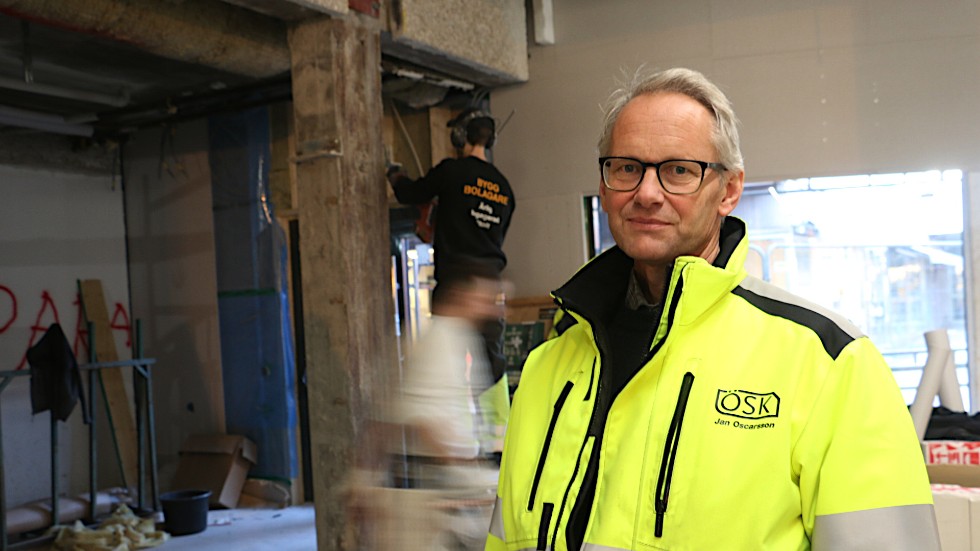 "Vi har fått order av politiken att skapa Sveriges bästa bibliotek för en kommun av vår storlek" säger Jan Oskarsson som visar runt på byggplatsen.