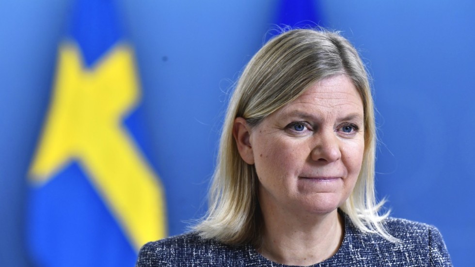 "Många kan inte arbeta hemifrån men ska ändå stanna hemma vid minsta symptom", säger finansminister Magdalena Andersson. Arkivbild.