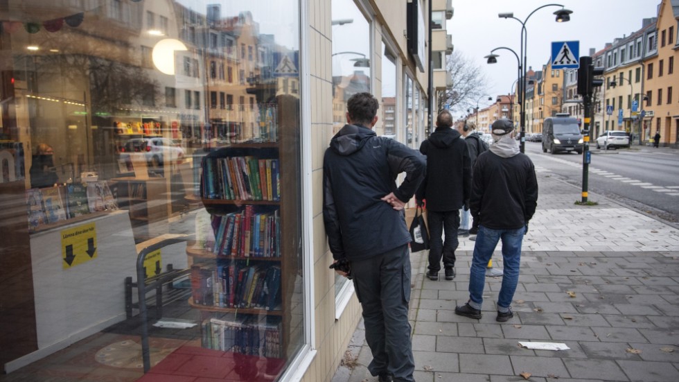 Kö utanför ett bibliotek i Stockholmsförorten Aspudden. Arkivbild.