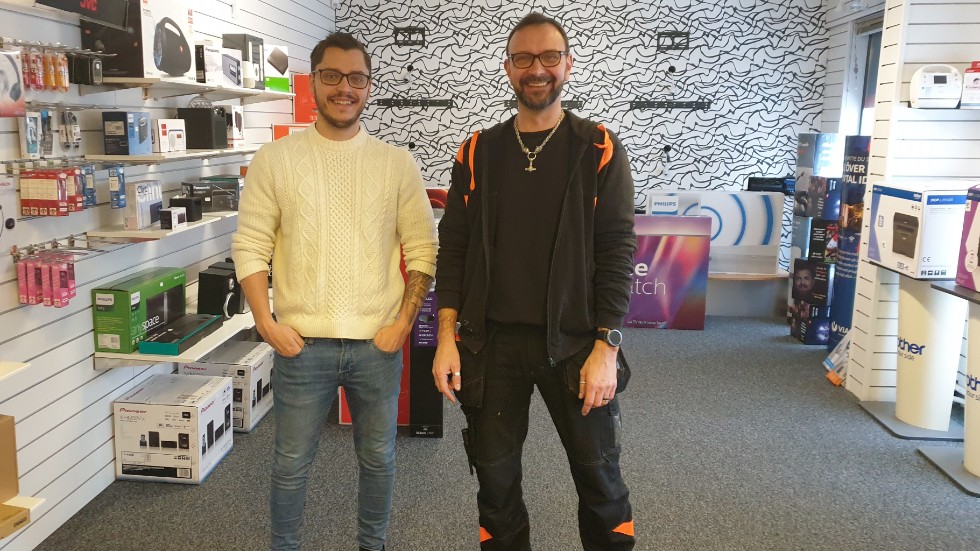 Anton Bjälefors, butiksansvarig, och André Bjälefors, ägare av Dackebygdens Elektronik, ser fram emot att gå igång med satsningen på butiken.  