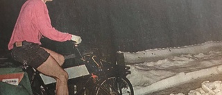 Leif cyklar i shorts trots snödrivor och minusgrader